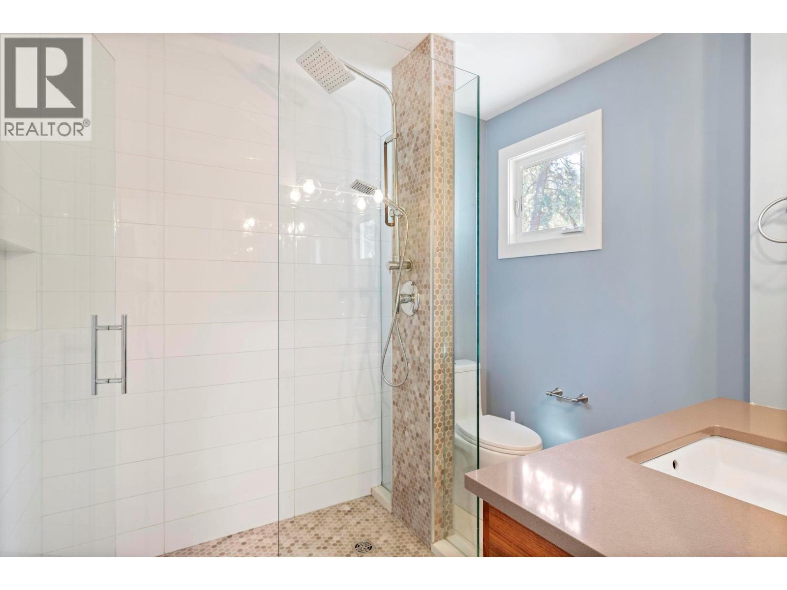 612 Thorneloe Road, Kelowna, BC - Indoor Photo Showing Bathroom