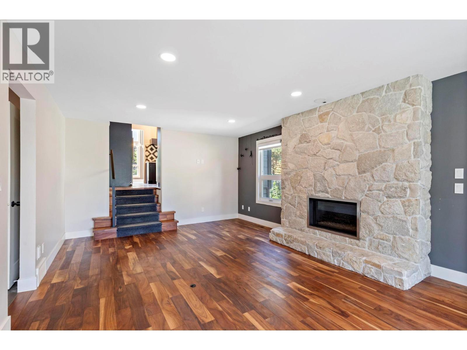 612 Thorneloe Road, Kelowna, BC - Indoor Photo Showing Living Room With Fireplace