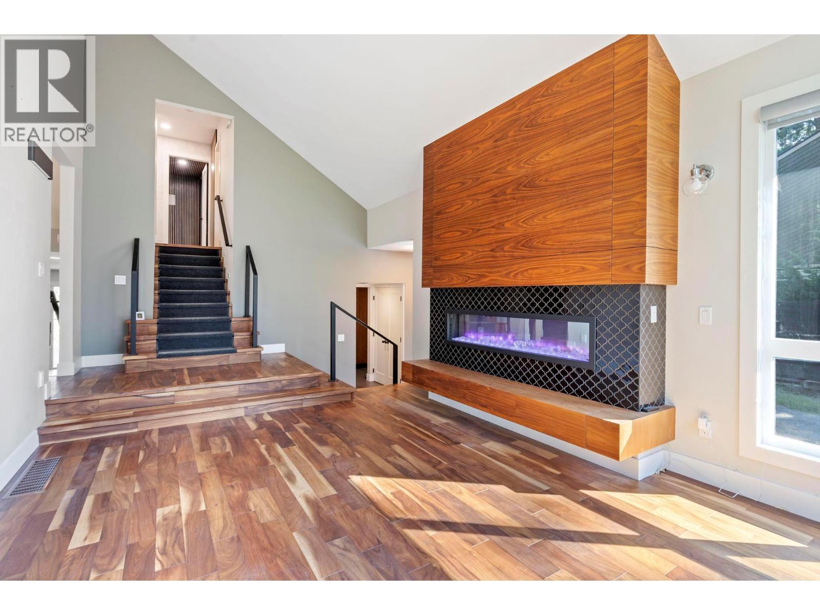 612 Thorneloe Road, Kelowna, BC - Indoor With Fireplace