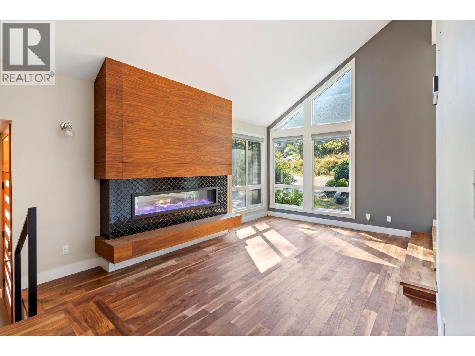 612 Thorneloe Road, Kelowna, BC - Indoor Photo Showing Living Room With Fireplace
