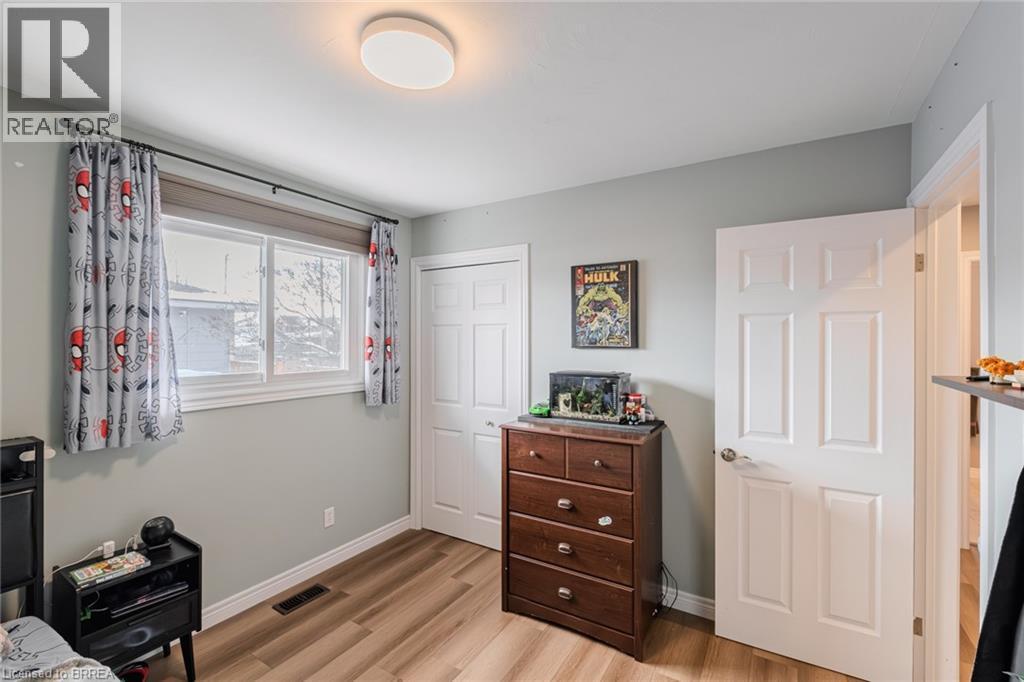 18 Linden Avenue, Brantford, ON - Indoor Photo Showing Bedroom