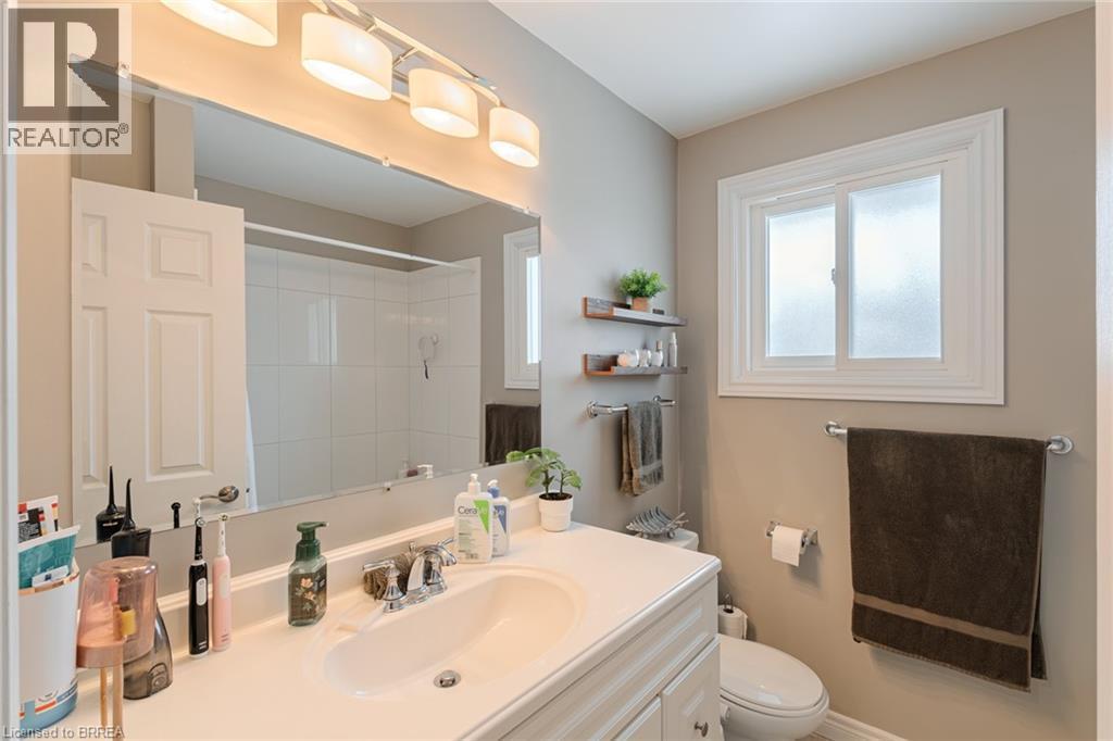 18 Linden Avenue, Brantford, ON - Indoor Photo Showing Bathroom
