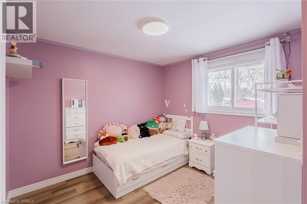 18 Linden Avenue, Brantford, ON - Indoor Photo Showing Bedroom