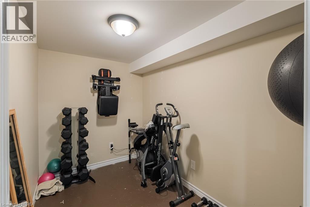 18 Linden Avenue, Brantford, ON - Indoor Photo Showing Other Room