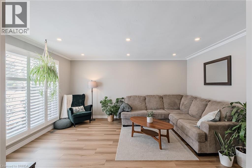 18 Linden Avenue, Brantford, ON - Indoor Photo Showing Living Room