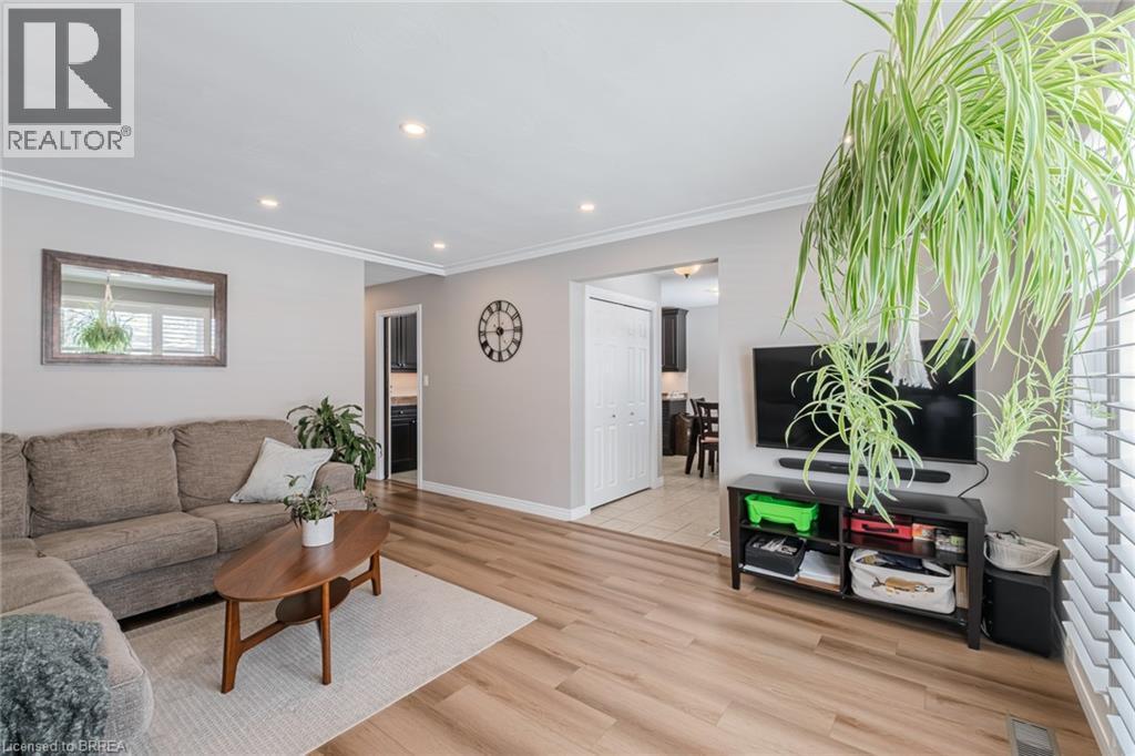 18 Linden Avenue, Brantford, ON - Indoor Photo Showing Living Room