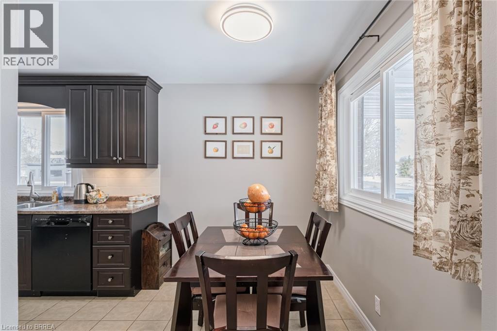 18 Linden Avenue, Brantford, ON - Indoor Photo Showing Dining Room