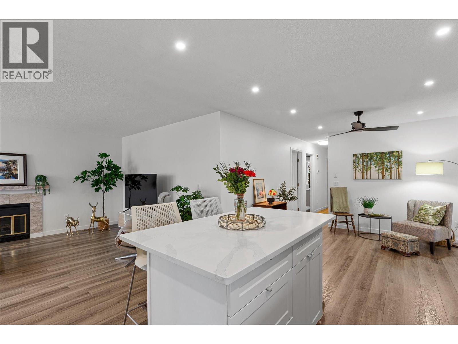 1255 Raymer Avenue Unit# 120, Kelowna, BC - Indoor Photo Showing Living Room With Fireplace
