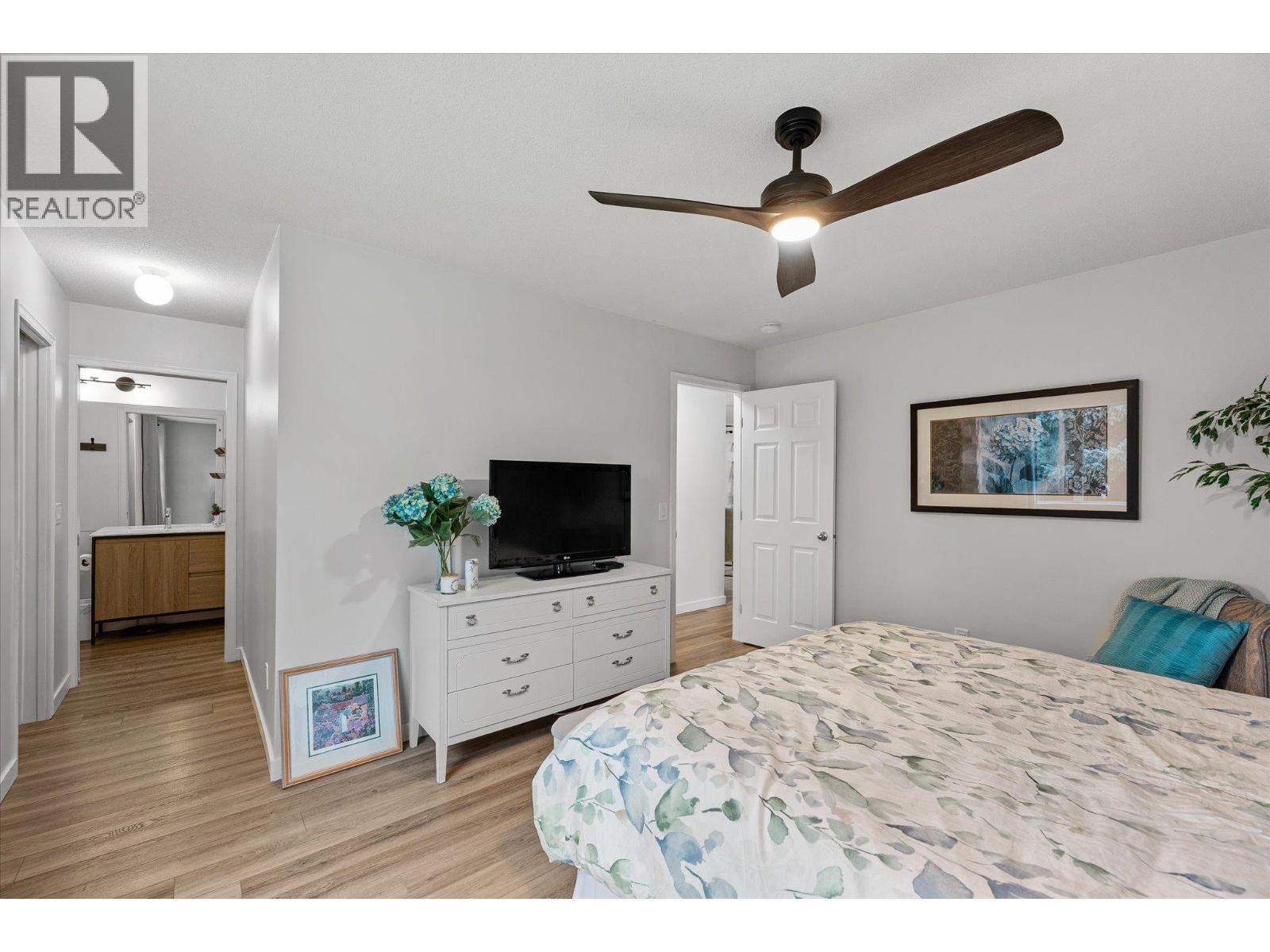 1255 Raymer Avenue Unit# 120, Kelowna, BC - Indoor Photo Showing Bedroom