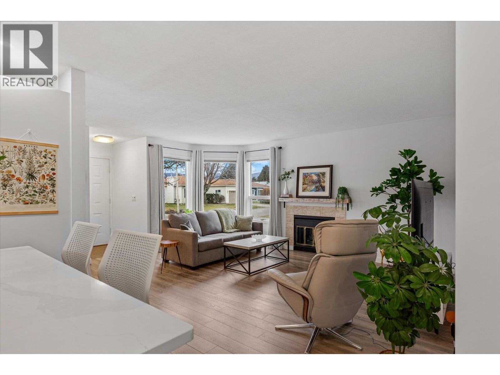 1255 Raymer Avenue Unit# 120, Kelowna, BC - Indoor Photo Showing Living Room With Fireplace