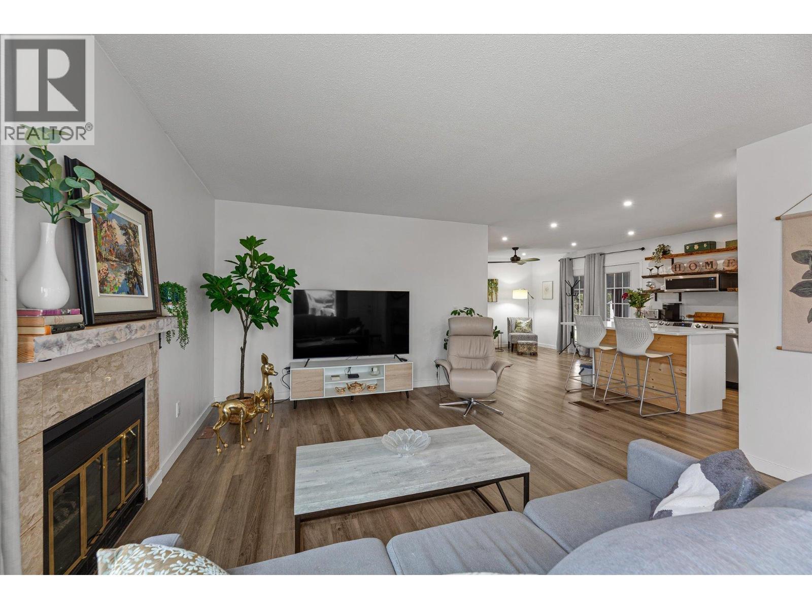 1255 Raymer Avenue Unit# 120, Kelowna, BC - Indoor Photo Showing Living Room With Fireplace