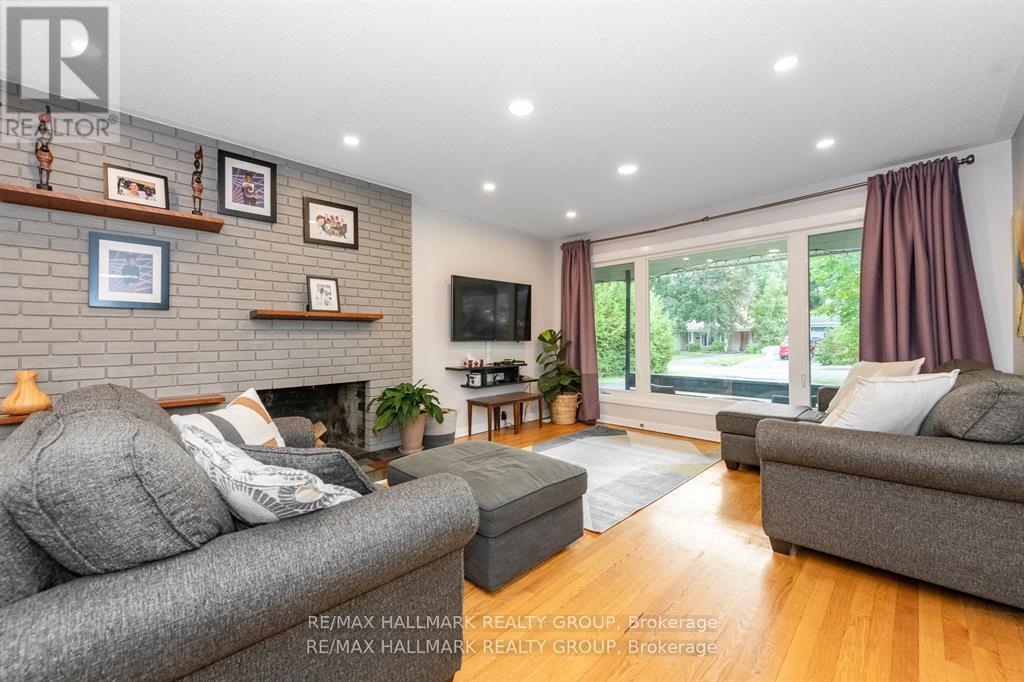 9 Newbury Avenue, Ottawa, ON - Indoor Photo Showing Living Room With Fireplace