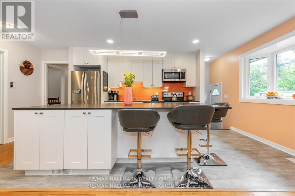 9 Newbury Avenue, Ottawa, ON - Indoor Photo Showing Kitchen With Upgraded Kitchen