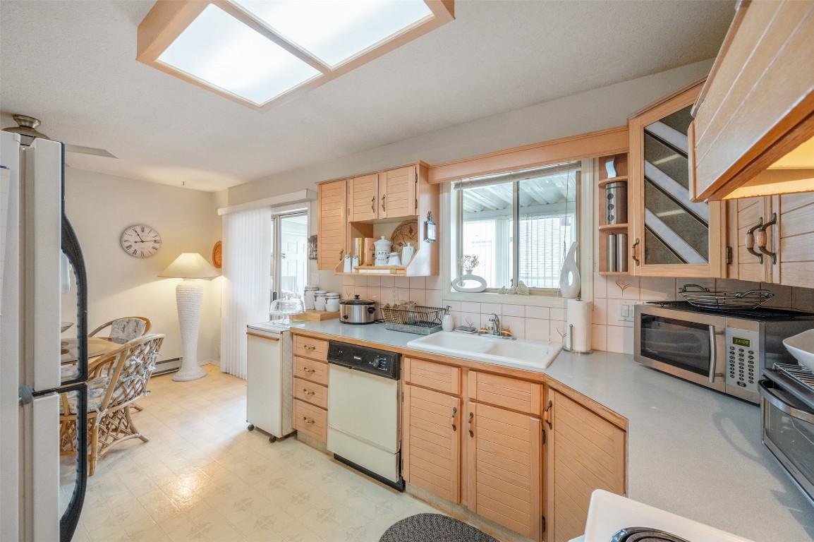 15-3096 South Main Street, Penticton, BC - Indoor Photo Showing Kitchen With Double Sink