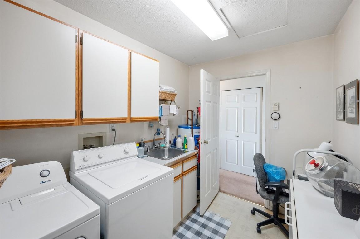 15-3096 South Main Street, Penticton, BC - Indoor Photo Showing Laundry Room