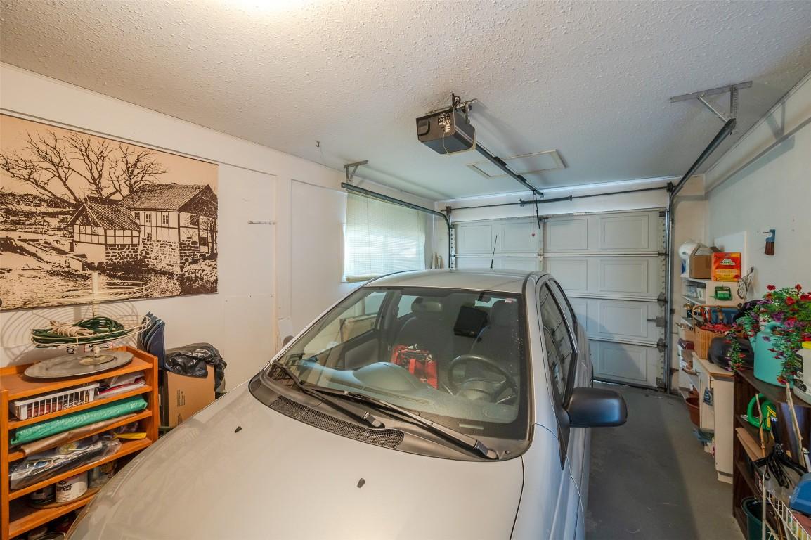 15-3096 South Main Street, Penticton, BC - Indoor Photo Showing Garage