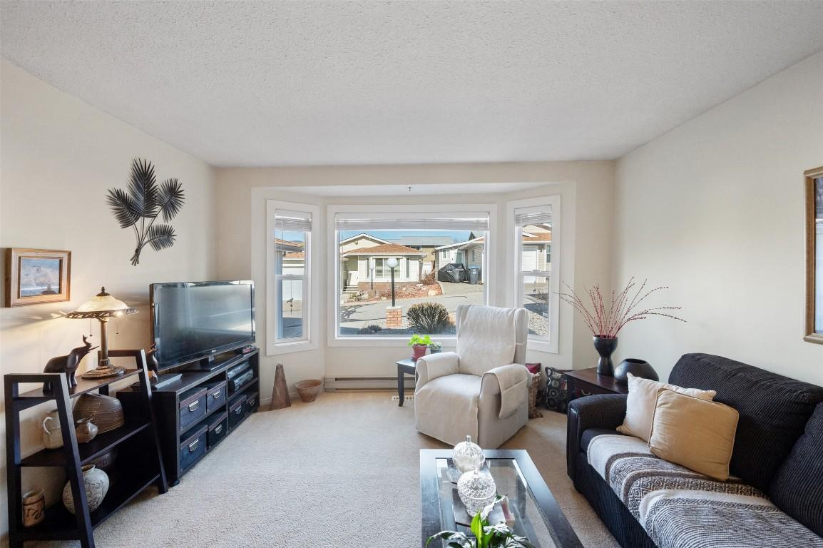 15-3096 South Main Street, Penticton, BC - Indoor Photo Showing Living Room
