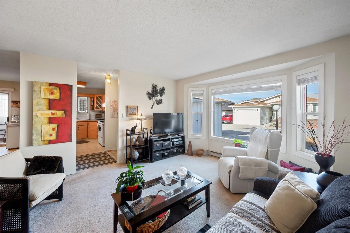 15-3096 South Main Street, Penticton, BC - Indoor Photo Showing Living Room