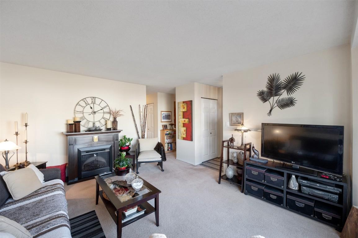 15-3096 South Main Street, Penticton, BC - Indoor Photo Showing Living Room With Fireplace
