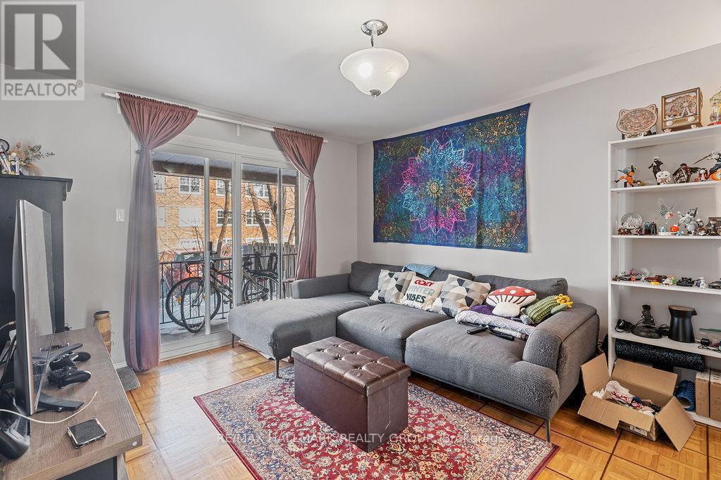 217 Dovercourt Avenue, Ottawa, ON - Indoor Photo Showing Living Room