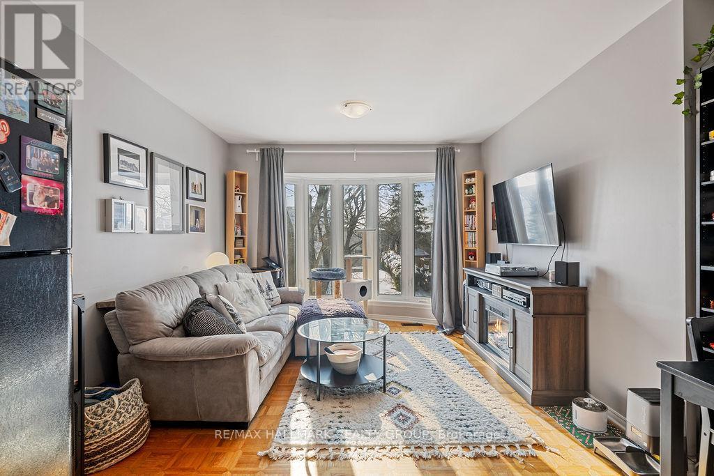 217 Dovercourt Avenue, Ottawa, ON - Indoor Photo Showing Living Room