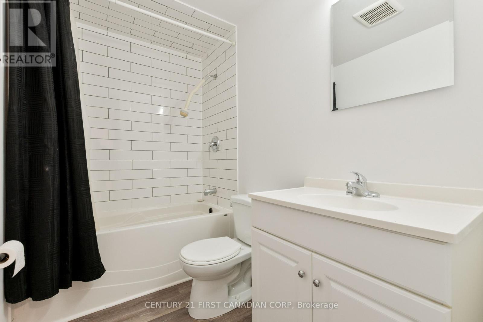 27 - 45 Gatewood Place, London East (East A), ON - Indoor Photo Showing Bathroom