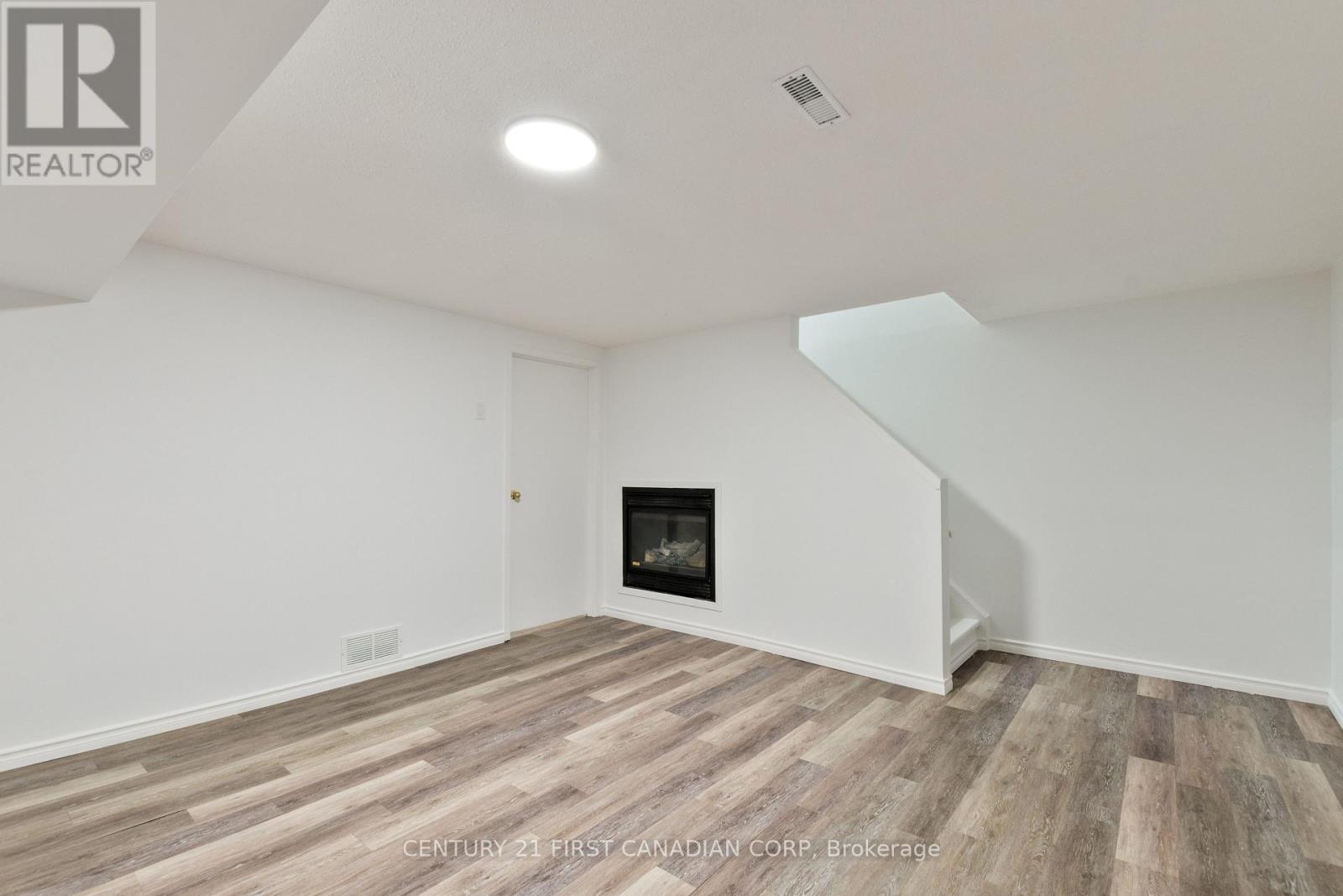 27 - 45 Gatewood Place, London East (East A), ON - Indoor With Fireplace