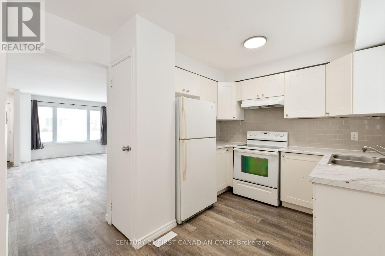 27 - 45 Gatewood Place, London East (East A), ON - Indoor Photo Showing Kitchen With Double Sink