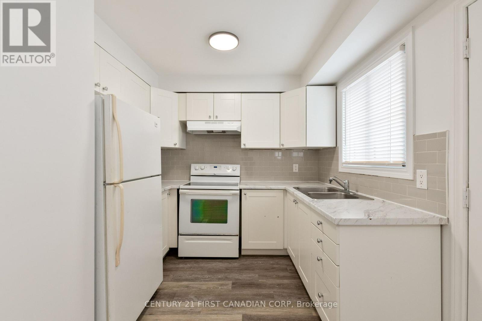 27 - 45 Gatewood Place, London East (East A), ON - Indoor Photo Showing Kitchen With Double Sink