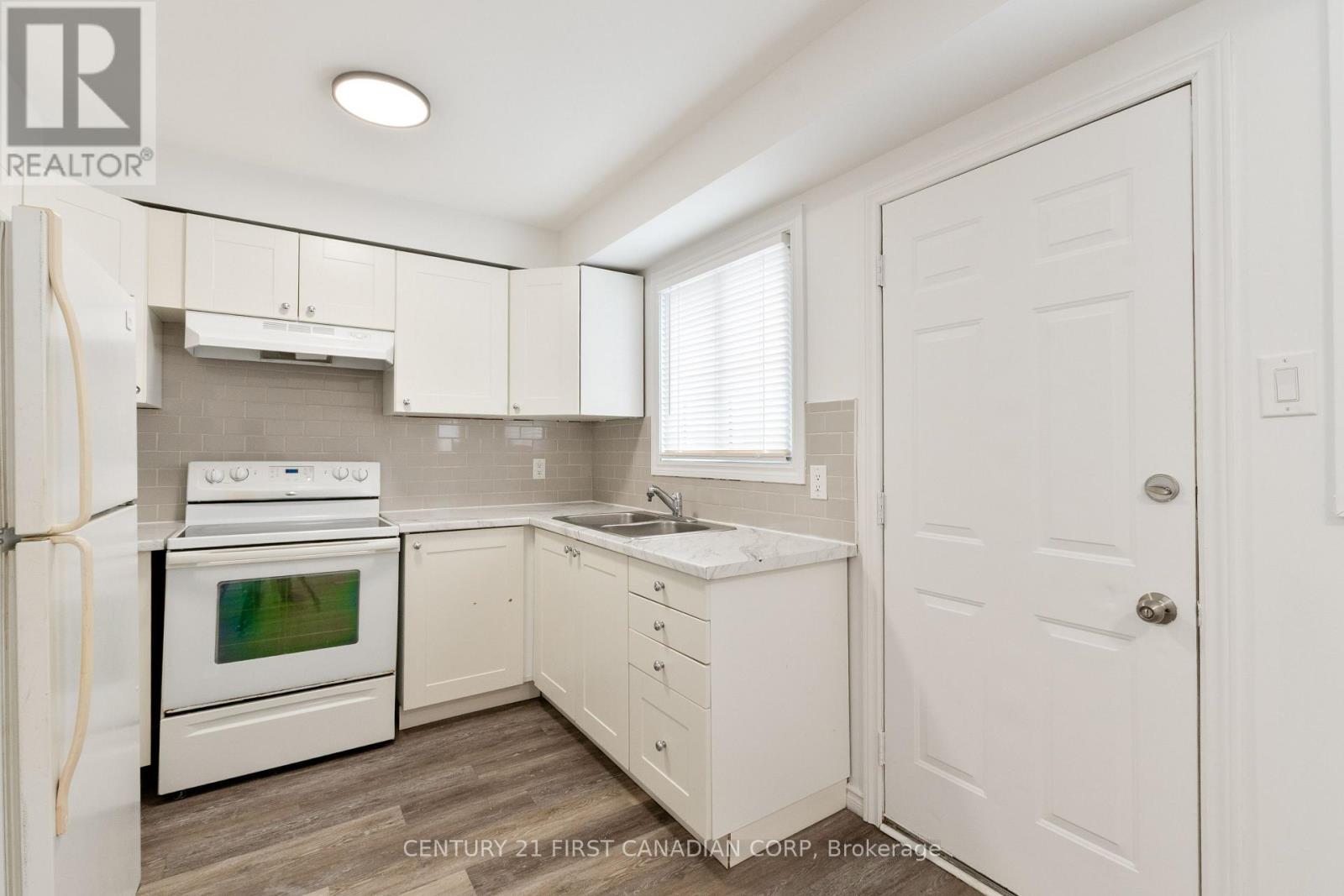 27 - 45 Gatewood Place, London East (East A), ON - Indoor Photo Showing Kitchen With Double Sink