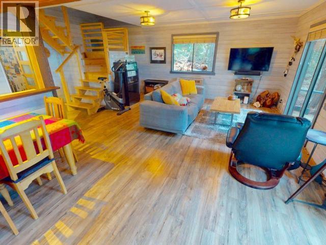 1283 Tennyson Rd, Savary Island, BC - Indoor With Fireplace