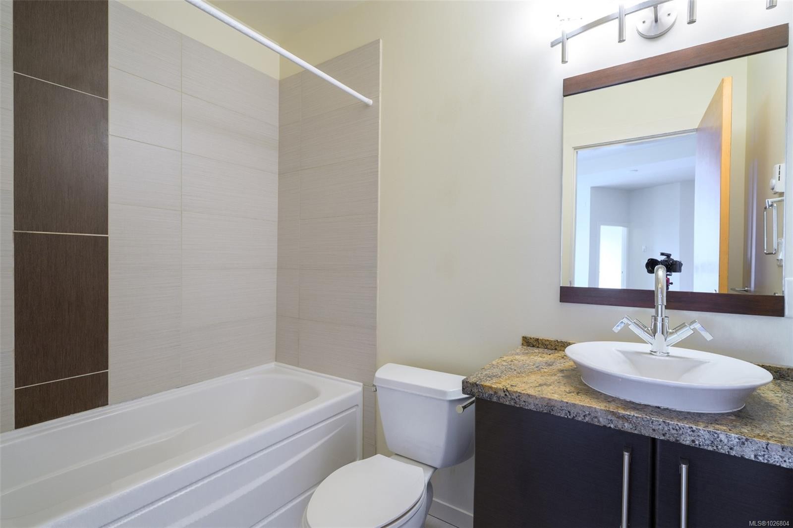 728-2745 Veterans Memorial Pkwy, Langford, BC - Indoor Photo Showing Bathroom