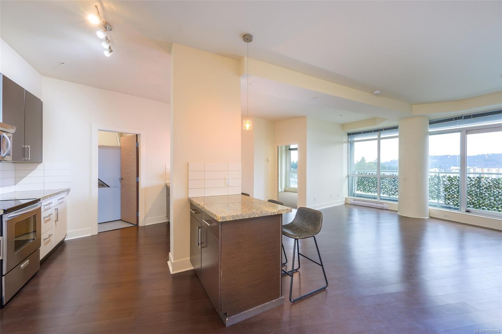 728-2745 Veterans Memorial Pkwy, Langford, BC - Indoor Photo Showing Kitchen