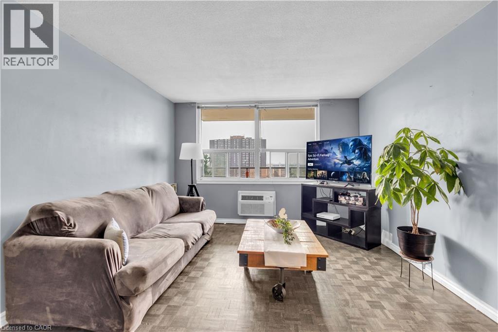 511 The West Mall Drive Unit# 1108, Toronto, ON - Indoor Photo Showing Living Room