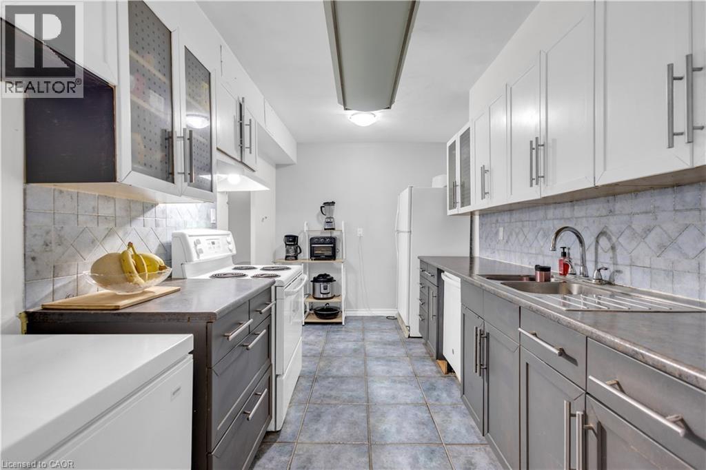 511 The West Mall Drive Unit# 1108, Toronto, ON - Indoor Photo Showing Kitchen