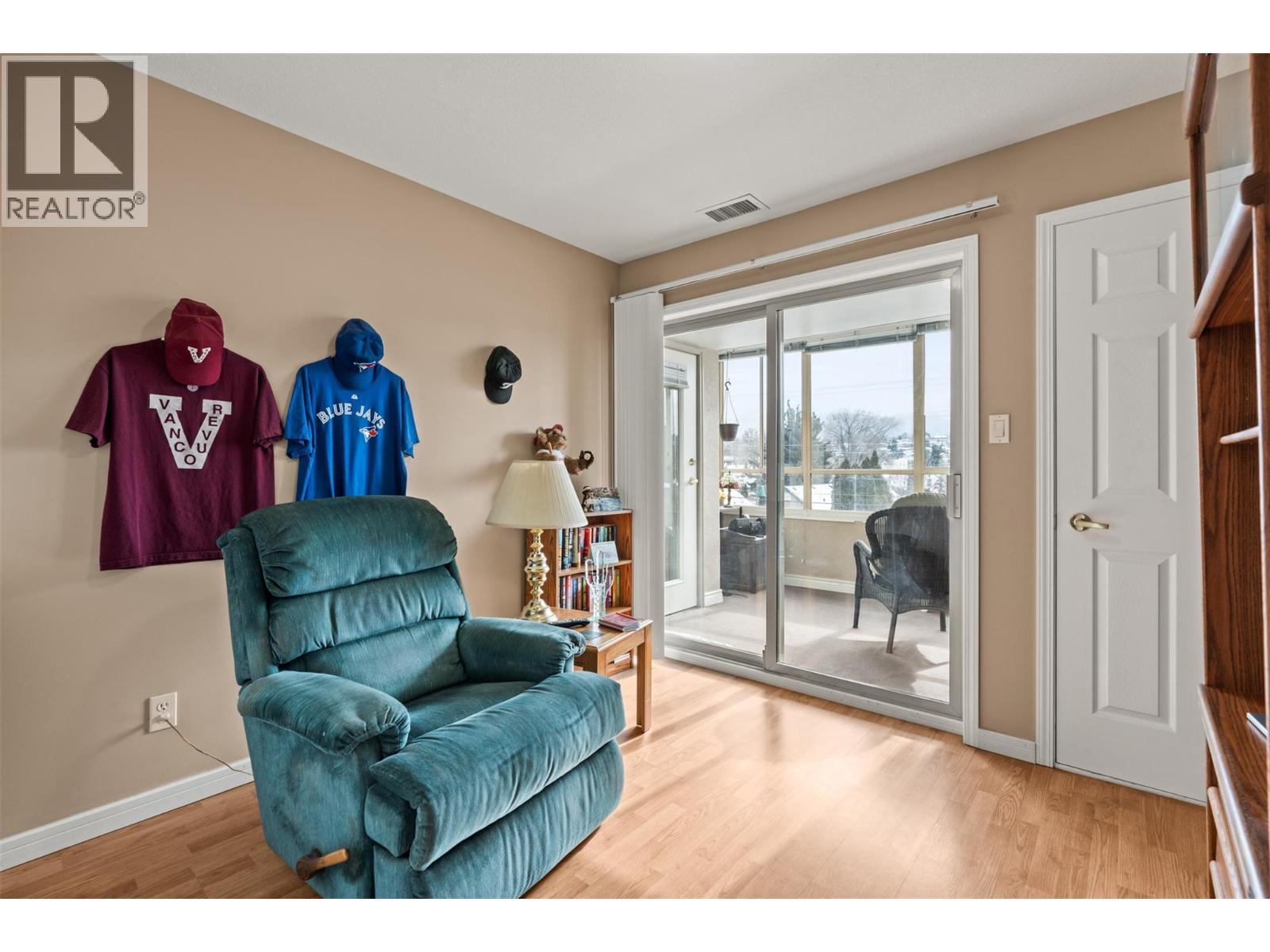 3805 30 Avenue Unit# 304, Vernon, BC - Indoor Photo Showing Living Room