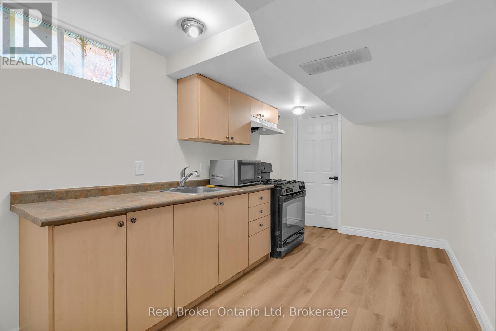 1 Balfour Court, Guelph (Kortright East), ON - Indoor Photo Showing Kitchen