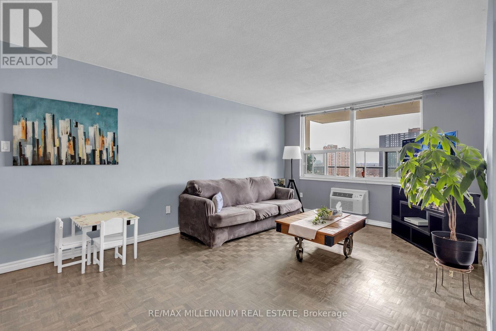 1108 - 511 The West Mall Drive W, Toronto, ON - Indoor Photo Showing Living Room