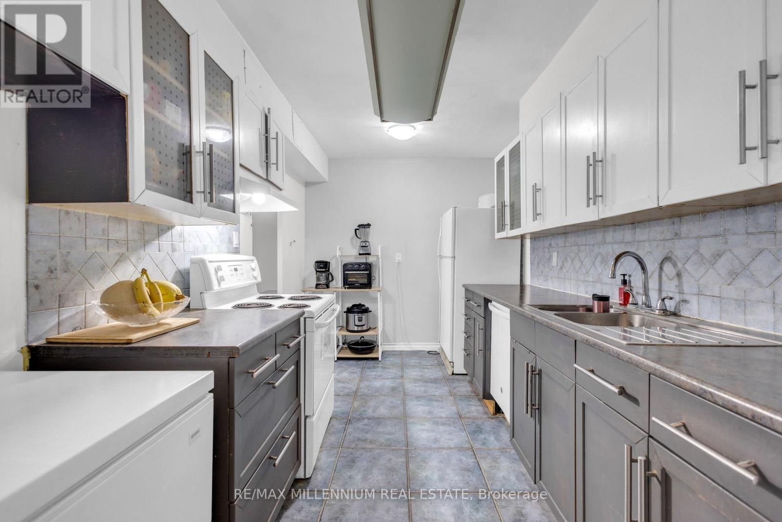 1108 - 511 The West Mall Drive W, Toronto, ON - Indoor Photo Showing Kitchen