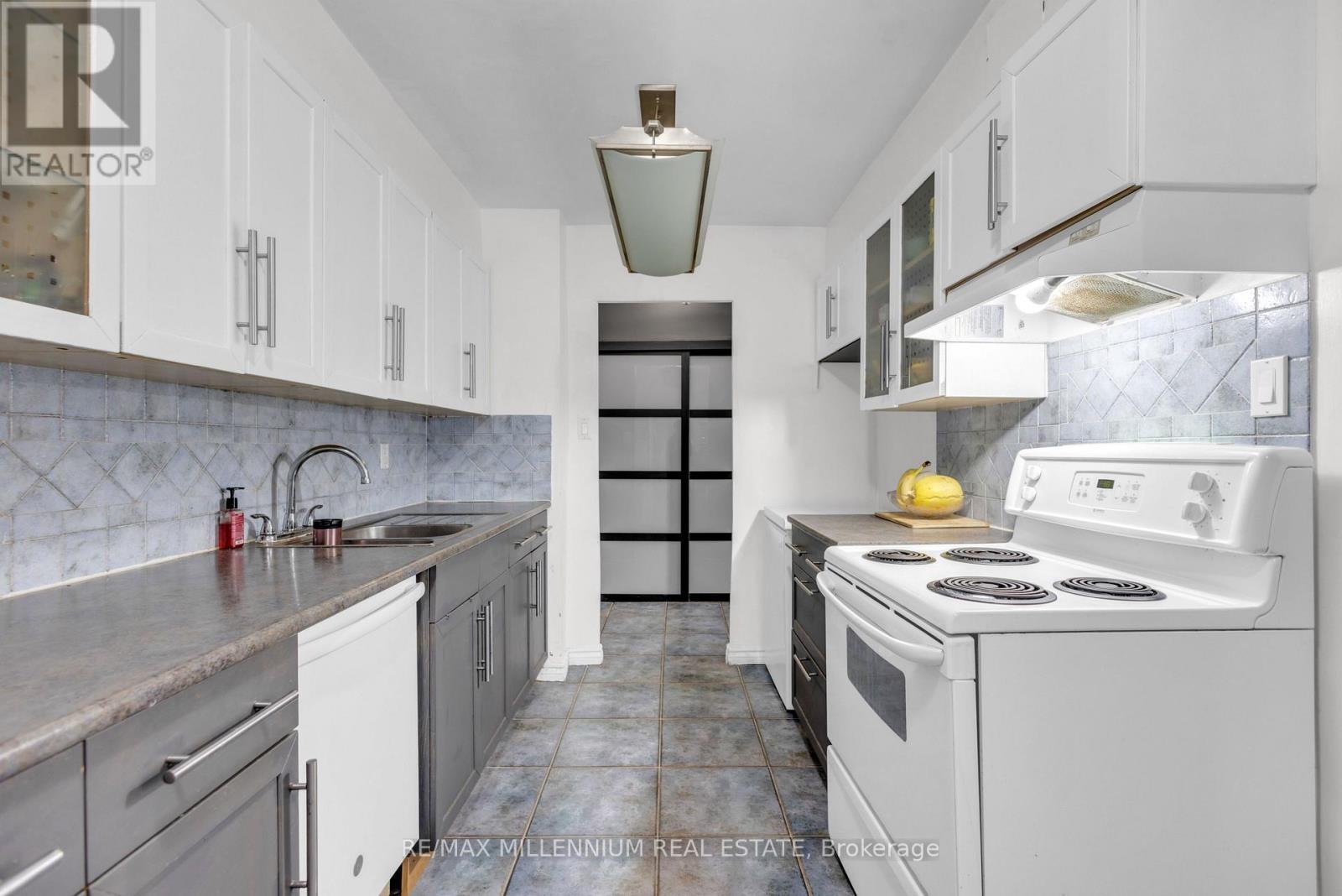 1108 - 511 The West Mall Drive W, Toronto, ON - Indoor Photo Showing Kitchen