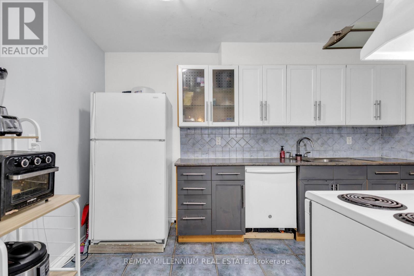 1108 - 511 The West Mall Drive W, Toronto, ON - Indoor Photo Showing Kitchen