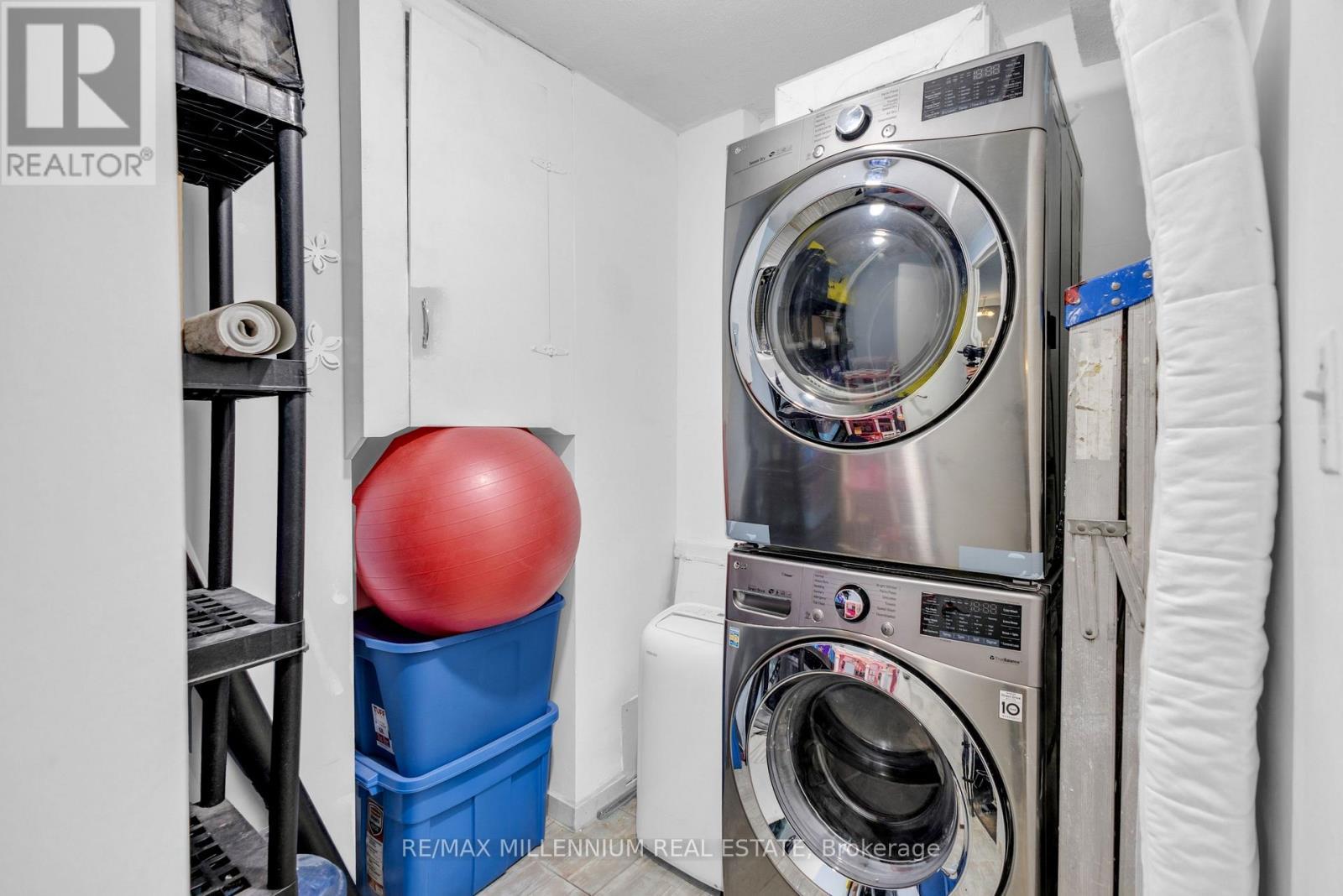 1108 - 511 The West Mall Drive W, Toronto, ON - Indoor Photo Showing Laundry Room