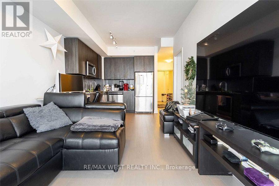 5111 - 30 Shore Breeze Drive, Toronto, ON - Indoor Photo Showing Living Room