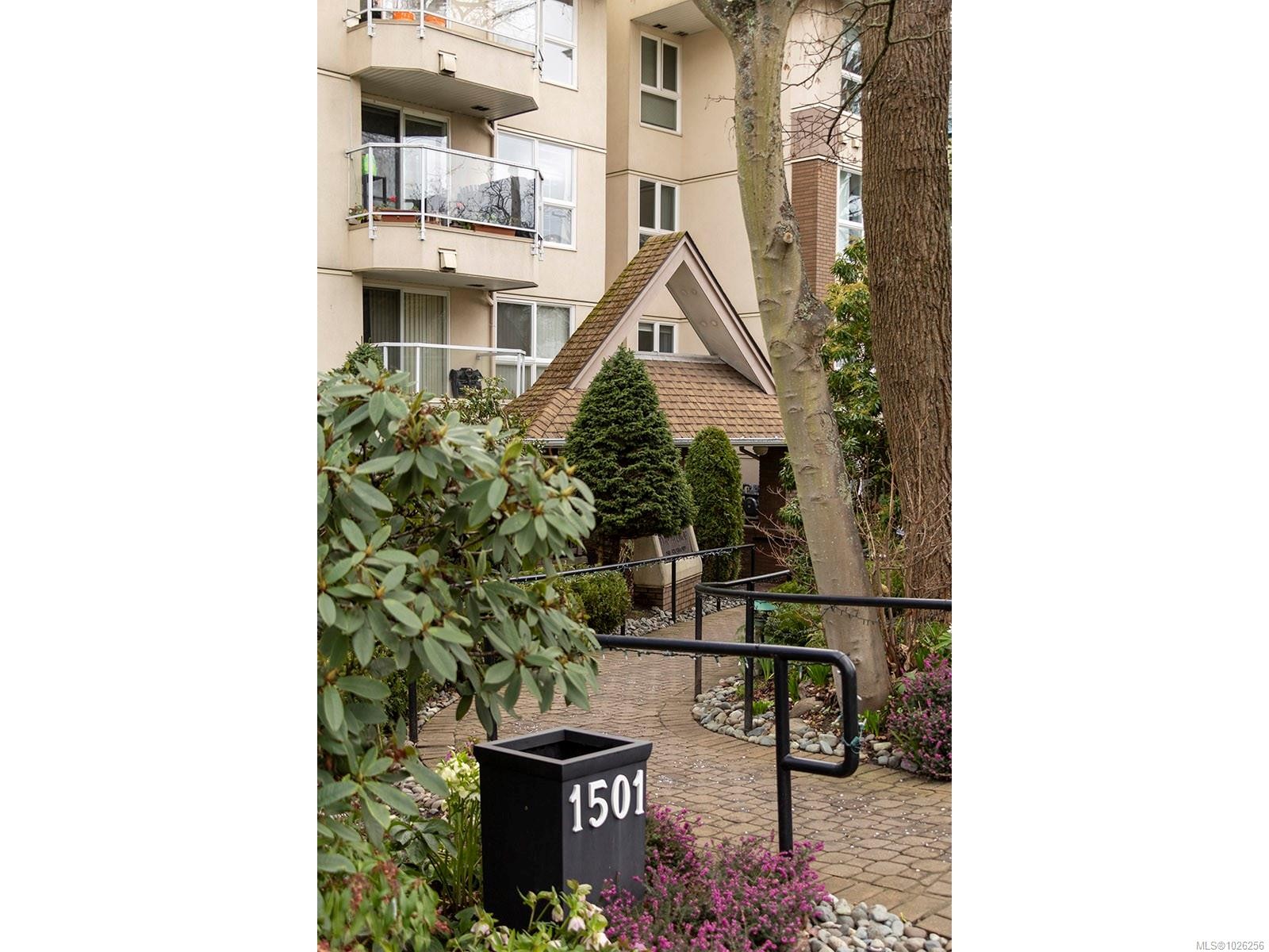 202-1501 Richmond Rd, Victoria, BC - Outdoor