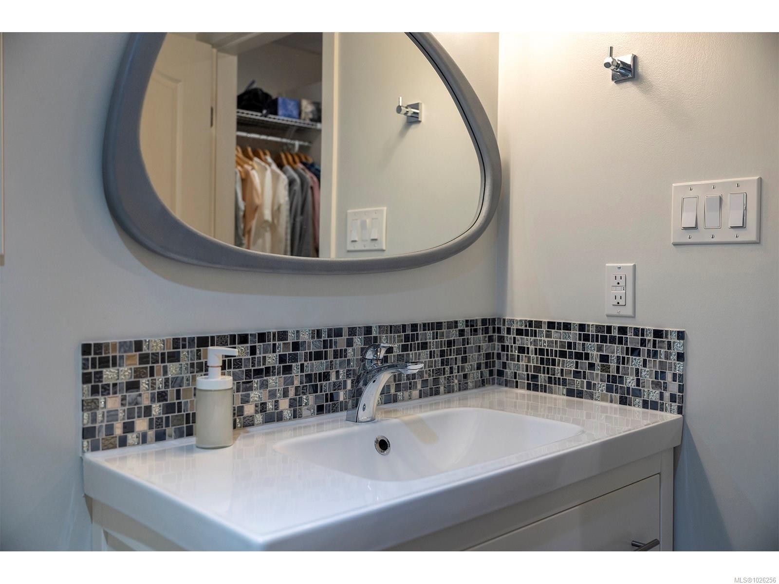 202-1501 Richmond Rd, Victoria, BC - Indoor Photo Showing Bathroom