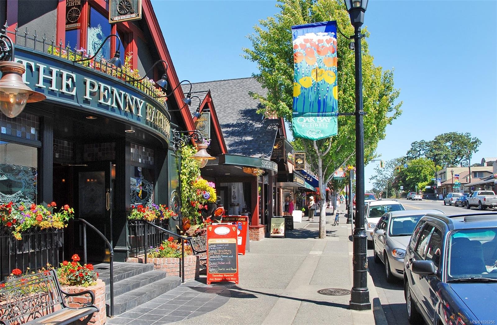 202-1501 Richmond Rd, Victoria, BC - Outdoor