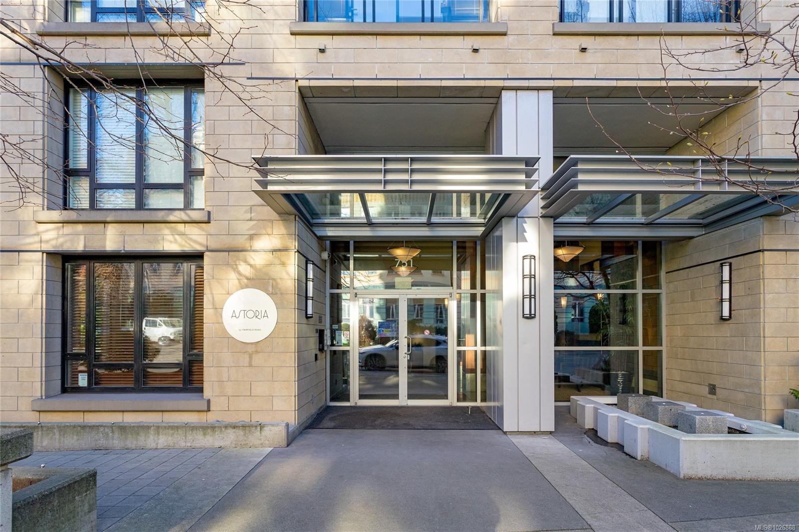 1006-751 Fairfield Rd, Victoria, BC - Outdoor