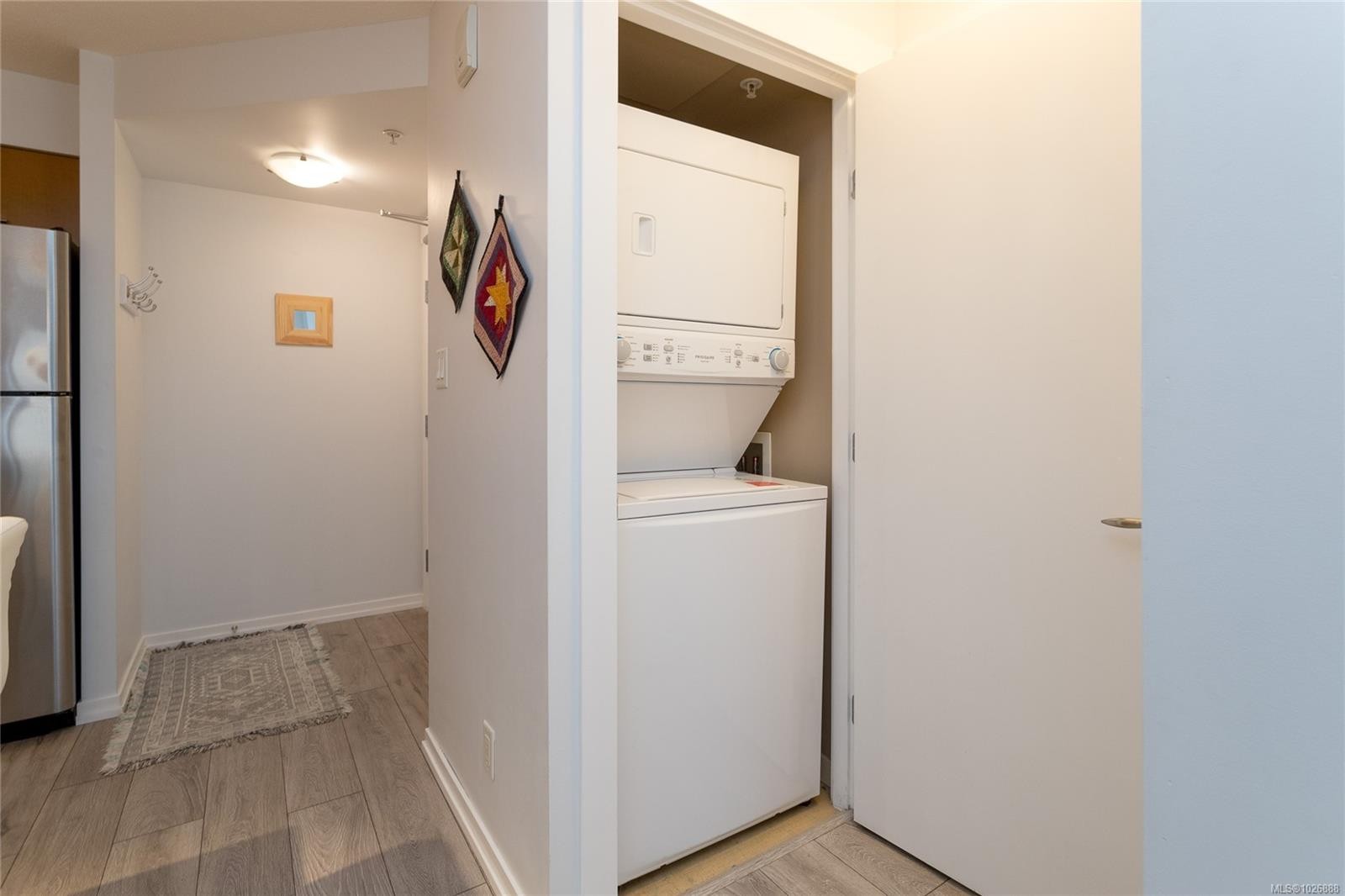 1006-751 Fairfield Rd, Victoria, BC - Indoor Photo Showing Laundry Room