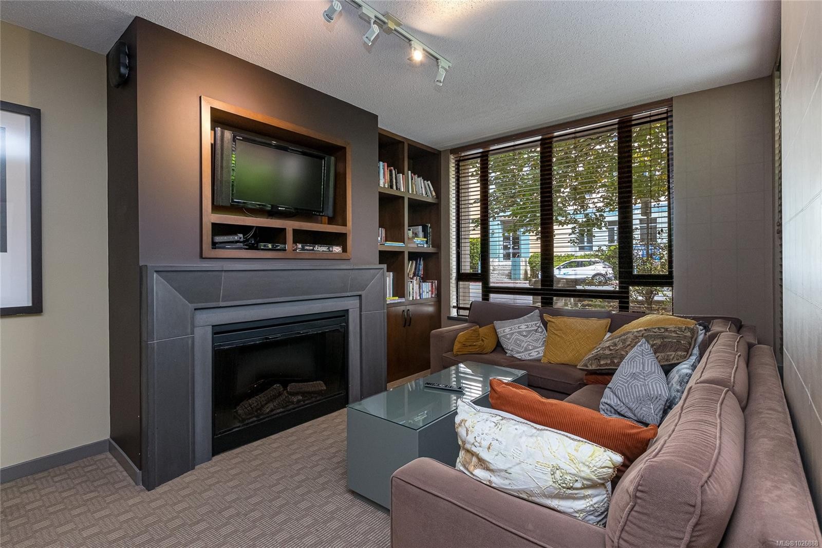 1006-751 Fairfield Rd, Victoria, BC - Indoor Photo Showing Living Room With Fireplace