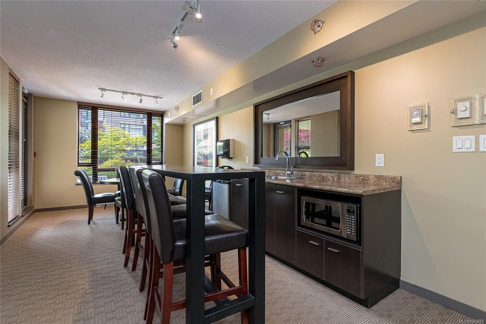 1006-751 Fairfield Rd, Victoria, BC - Indoor Photo Showing Dining Room